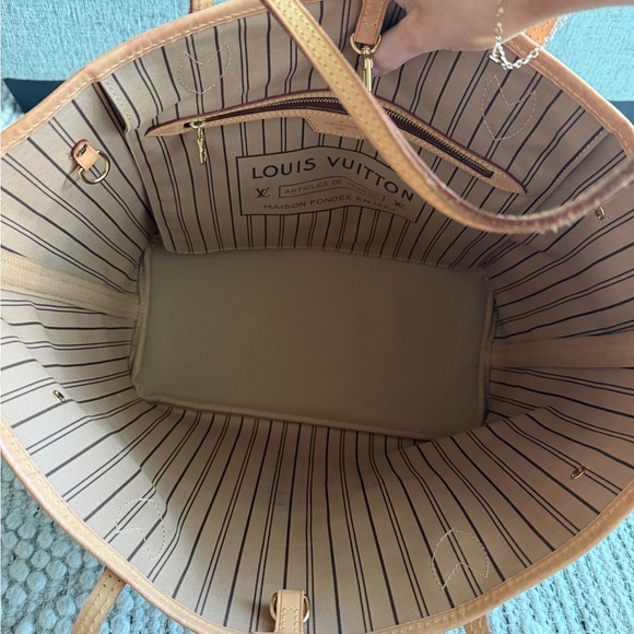 Louis Vuitton Neverfull MM Monogram Beige Interior - Picture 15 of 16